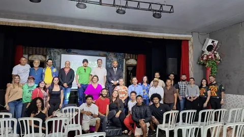 Fábio PH com os membros do Conselho Municipal de Políticas Culturais no palco do teatro de Trindade