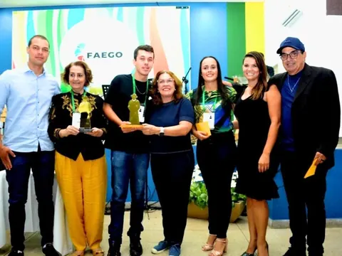 Fábio PH com a secretária de Estado da Educação de Goiás, professora Fátima Gavioli, e estudantes premiados