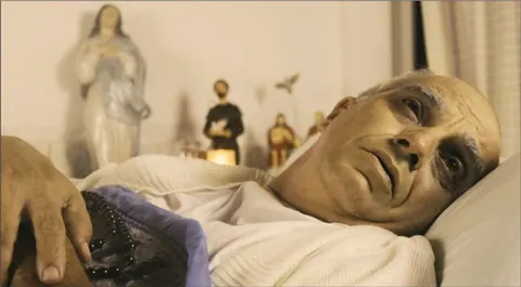 Fábio PH caracterizado como o Padre Pelágio em seu leito de morte, aos 83 anos